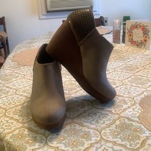 Nice pair of work shoes for the office. Very comfy